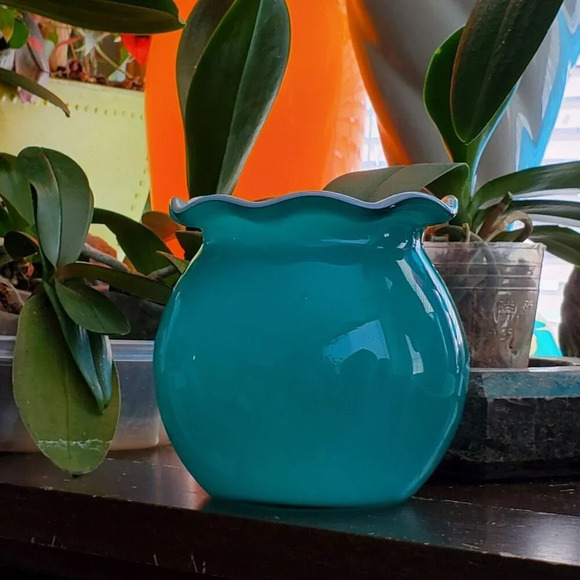 Gorgeous Design China 4" Ruffled Edge Glass Bowl Vase Turquoise & White Inside - Picture 2 of 11